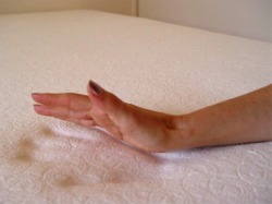 Impronta della mano su un materasso memory foam